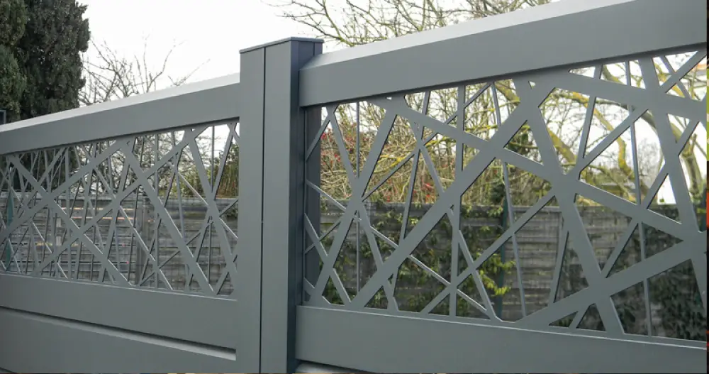 Mobilier urbain métallique fabriqué sur mesure : abribus, bancs publics, corbeilles, pergolas et équipements pour espaces publics.
