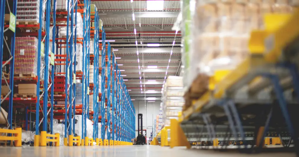 Solutions de stockage industriel : rayonnages, racks, mezzanines et systèmes de rangement métallique pour entrepôts et industries.